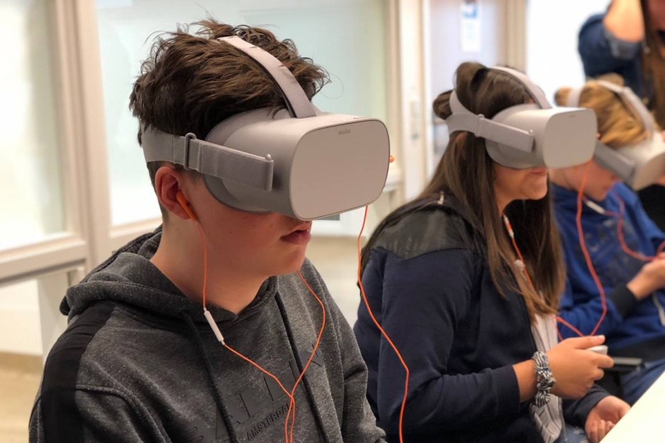 Scholieren van Stella Maris keken met een virtuele bril naar zorghandelingen in het academisch ziekenhuis in Maastricht. 