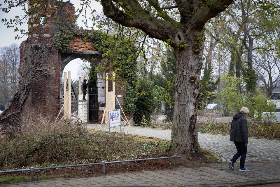 De stadspoort in Weert wordt verpakt in een houten constructie ter bescherming tijdens de werkzaamheden. 