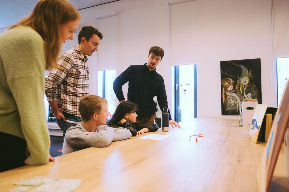 Met verschillende puzzels en raadsels op zoek naar het duurste schilderij in de  escaperoom in Elsloo.