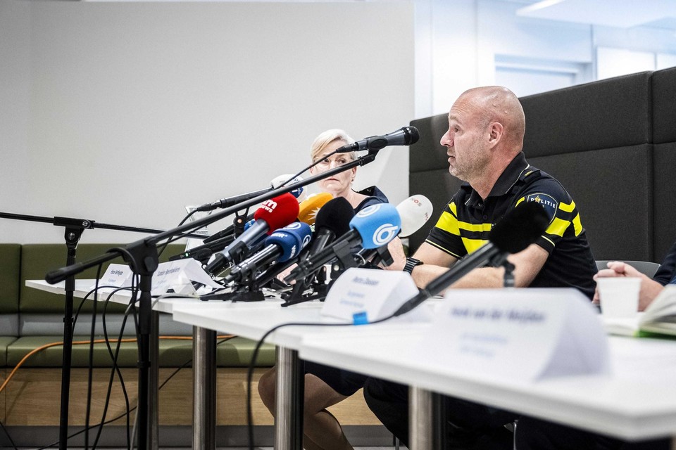 Burgemeester Dassen van Kerkrade en operationeel politiechef Beenhakkers op de persconferentie. 