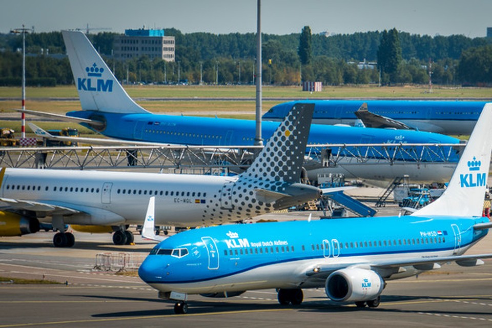 Toestellen van KLM op een pier van luchthaven Schiphol.