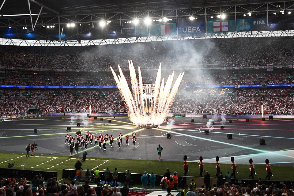 Vuurwerk bij de openingsceremonie voorafgaand aan de EK-finale tussen Engeland en Italië op Wembley. 