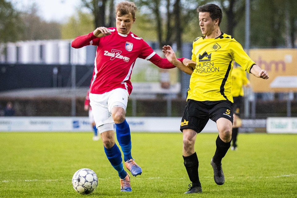 Niek Versteegen (links) van SV Venray in actie tegen Willem Kuenen van SSS’18. 