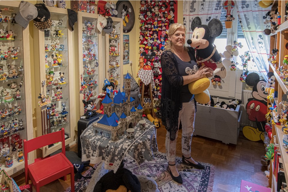 Hennie Claessens heeft 7028 Mickey Mouse-spullen verzameld. 