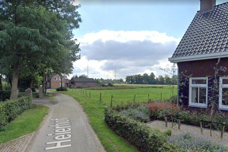 Heierhof in Baarlo, gezien in de richting van Napoleonsbaan Zuid. Op het grasveld rechts (tussen de bestaande huizen) verrijzen nieuwbouwhuizen.