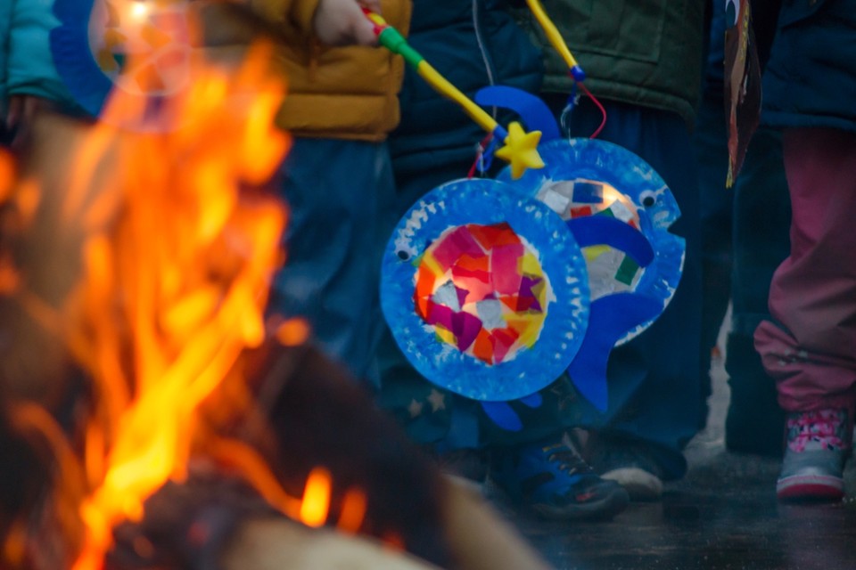 Met (zelfgemaakte) lampionnen gaan de kinderen naar de kasteelweide voor het Sint Maartensfeest in Baarlo. 