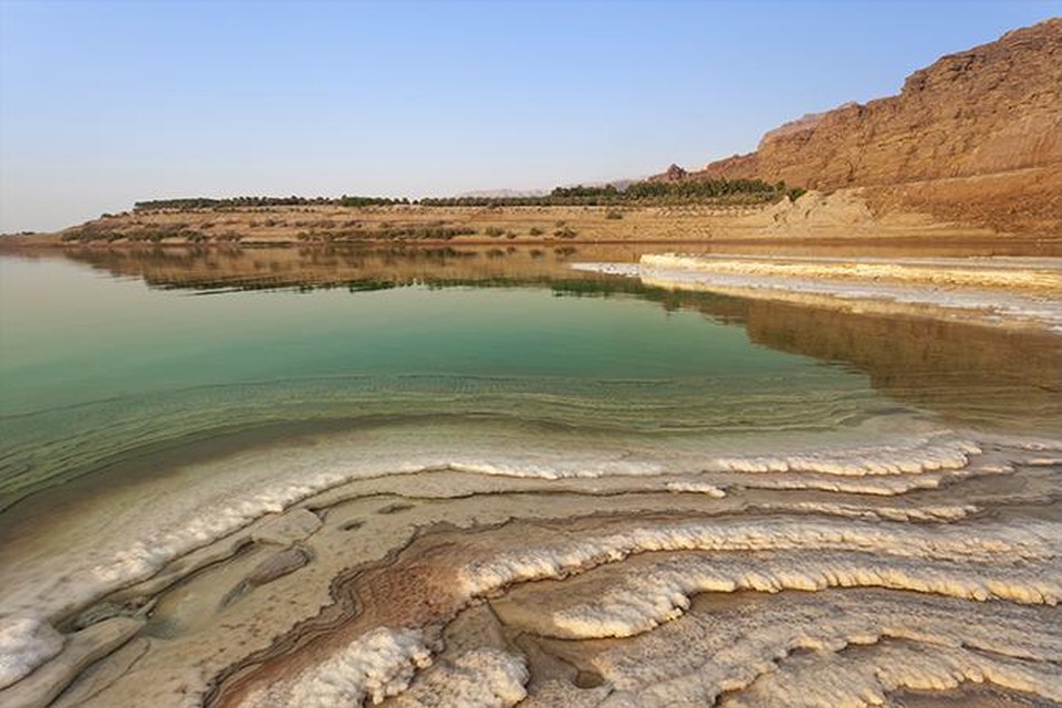 Zinkgaten langs de Dode Zee, veroorzaakt door de terugtrekkende waterlijn.
