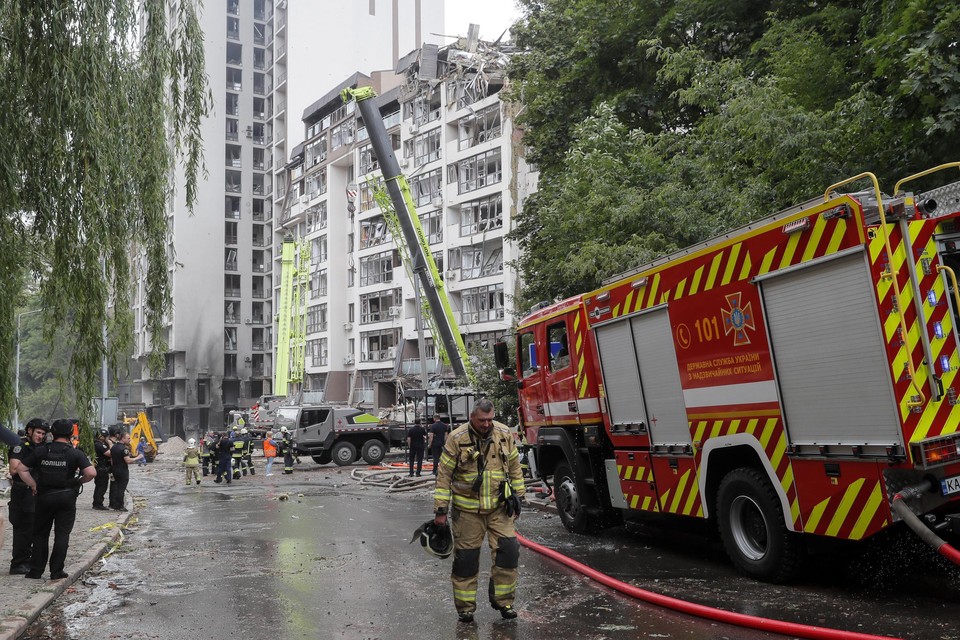 Een door een Russische raketaanval beschadigd flatgebouw in Kiev. 