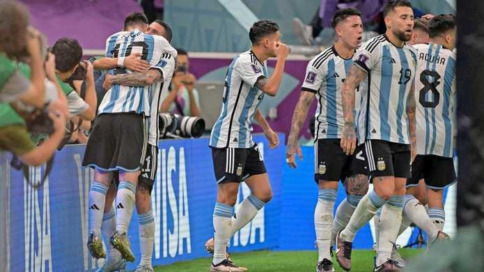 De spelers van Argentinië vieren de bevrijdende goal. 