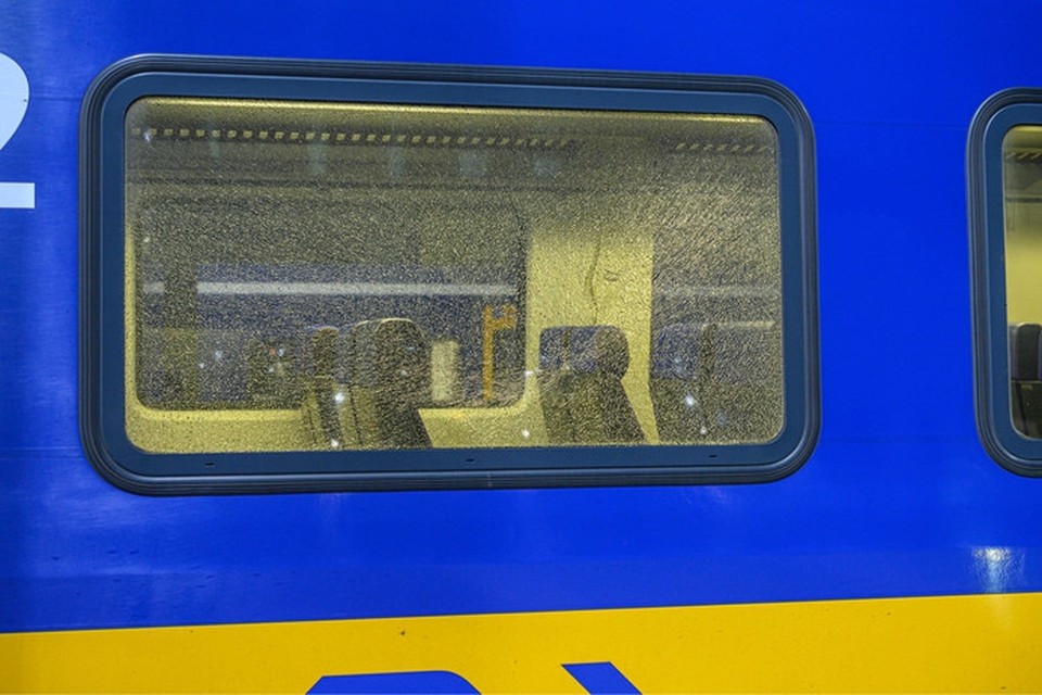Een van de twee treinen met kapotte ruit die in november werd beschoten door twee tieners. 