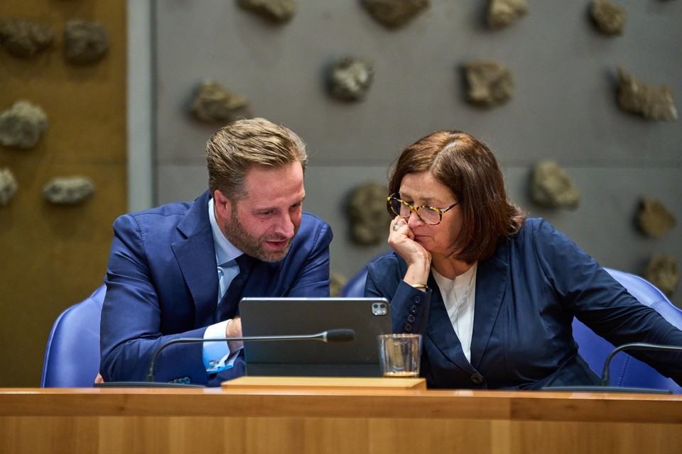 Minister Hugo de Jonge (Volkshuisvesting) en Conny Helder, minister voor Langdurige Zorg en Sport bij het debat over de mondkapjesdeal met Sywert van Lienden. 