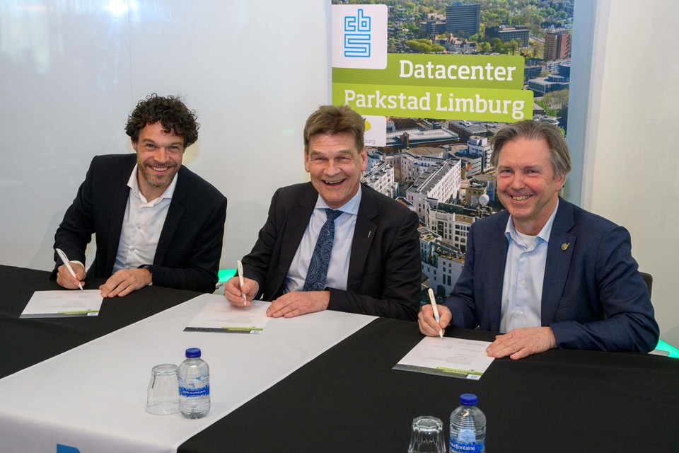 Rob van Kan (locatiedirecteur CBS Heerlen), Roel Wever (burgemeester Heerlen) en Peter Bertholet (directeur stadsregio Parkstad Limburg) ondertekenen het convenant voor het datacenter Parkstad. 