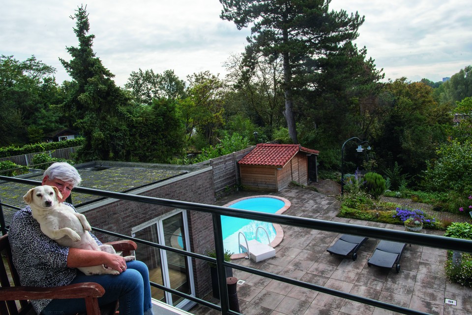 Yvonne heeft vanaf haar het balkon een perfect zicht op haar favoriete plek: het terras bij de tuin. 