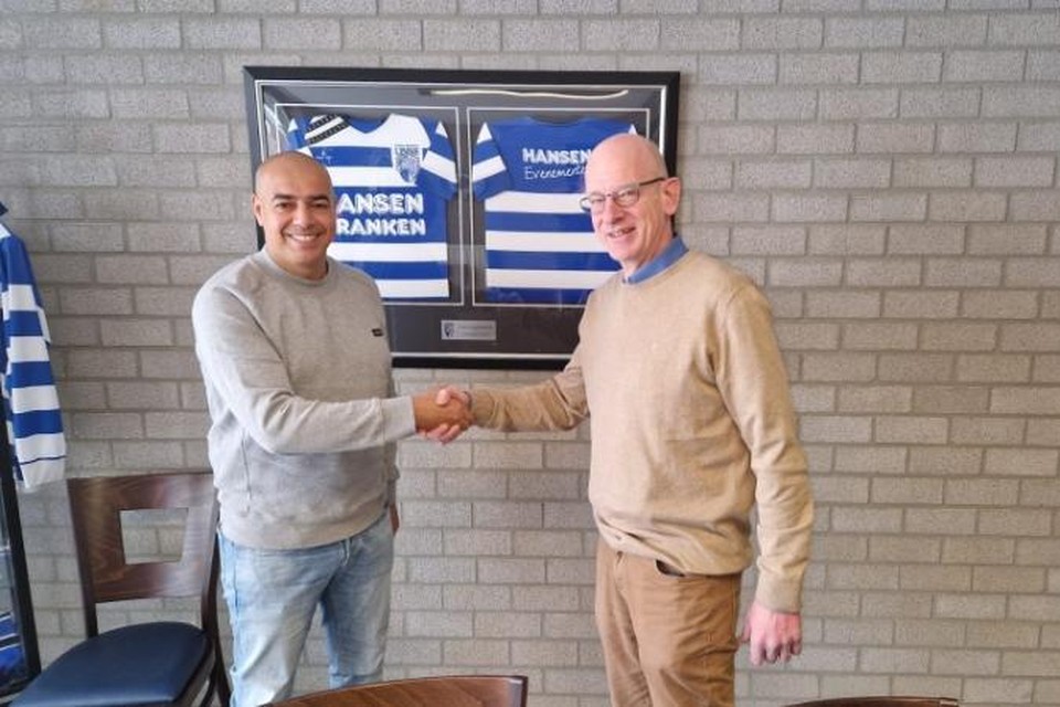 Hafid Bendaoud (l) en penningmeester Jan Aben beklinken de overeenkomst.