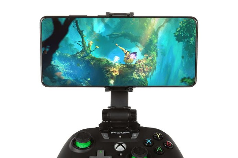 Met een opzetstukje van Moga kun je je telefoon op een Xbox-controller klemmen. 