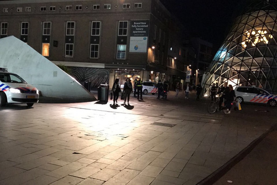 Politieinzet op het 18 Septemberplein in Eindhoven. 
