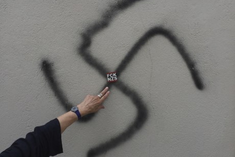 De man bracht nazistische graffiti aan in de stad.