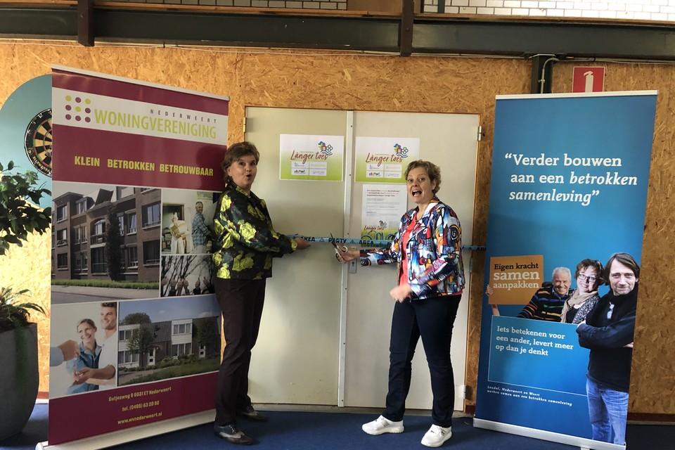 Directeur-bestuurder Corry Keulen van Woningvereniging Nederweert en wethouder sociale zaken Carla Dieteren openen de opslag van tweedehands hulpmiddelen van het project Lânger Toês. 