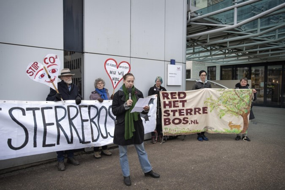 Actievoerders van Red het Sterrebos demonstreerden bij de rechtbank.  