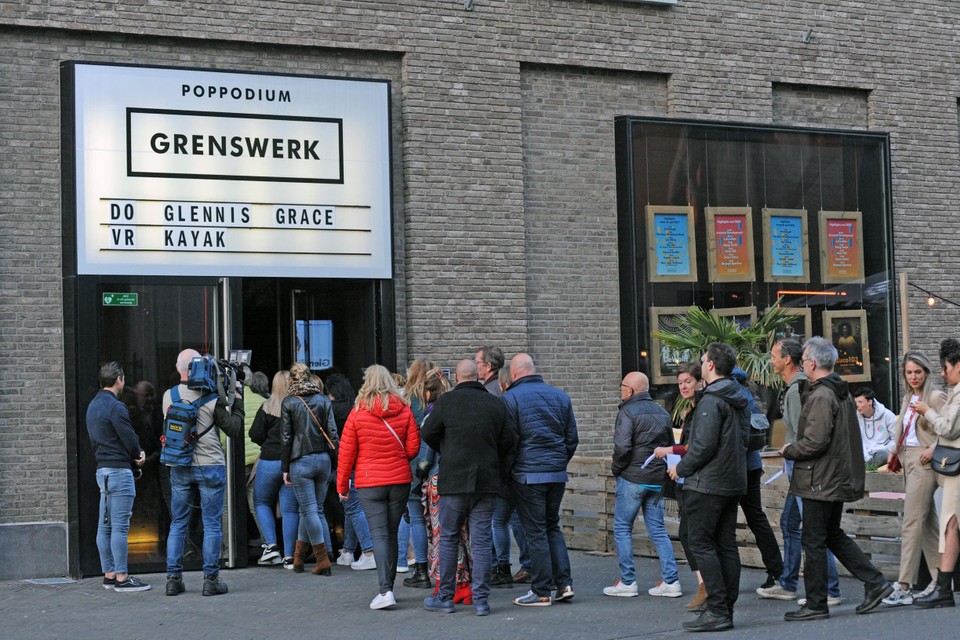Camerateams filmen bezoekers van het concert van Glennis Grace in Venlo. 