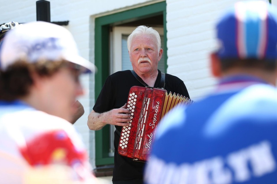 Emile Peerenbooms met zijn onafscheidelijke accordeon tussen de toerfietsers.
