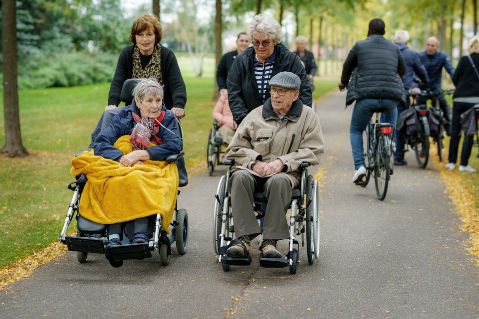 Bewoners van de Hof van Serviam gaan wekelijks over de ‘hindernisbaan’. Links achter de rolstoel Anna-Mathea Kittel, rechts Mirjam Schepers. 