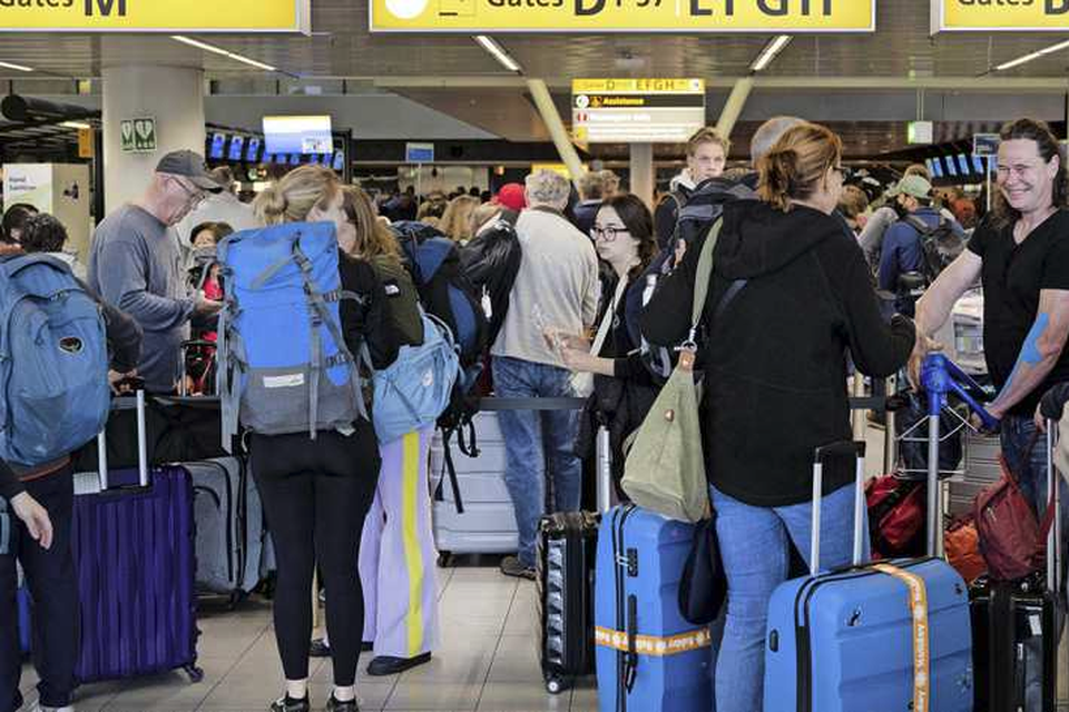 Op luchthaven Schiphol heerst grote drukte. 