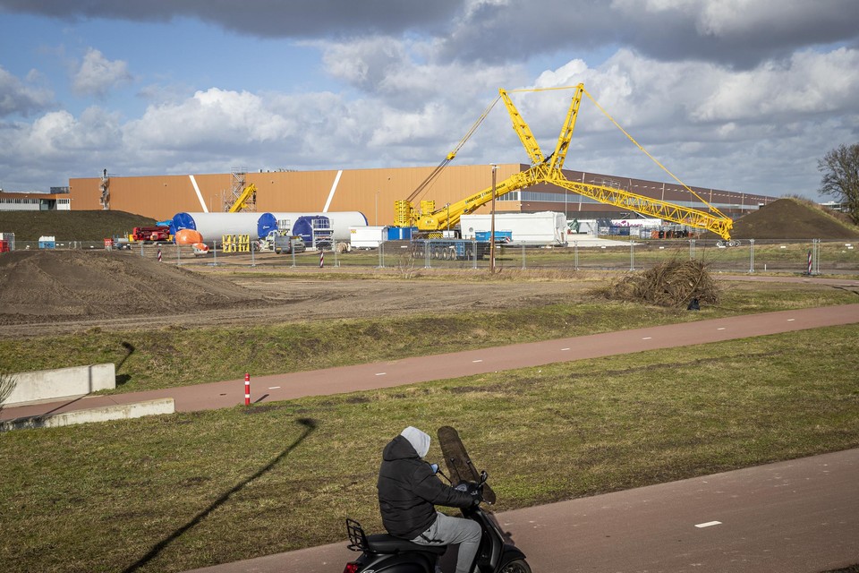 Opbouw van windturbine 3 ter hoogte van de Popeweg en de Heierhoevenweg in Venlo. 