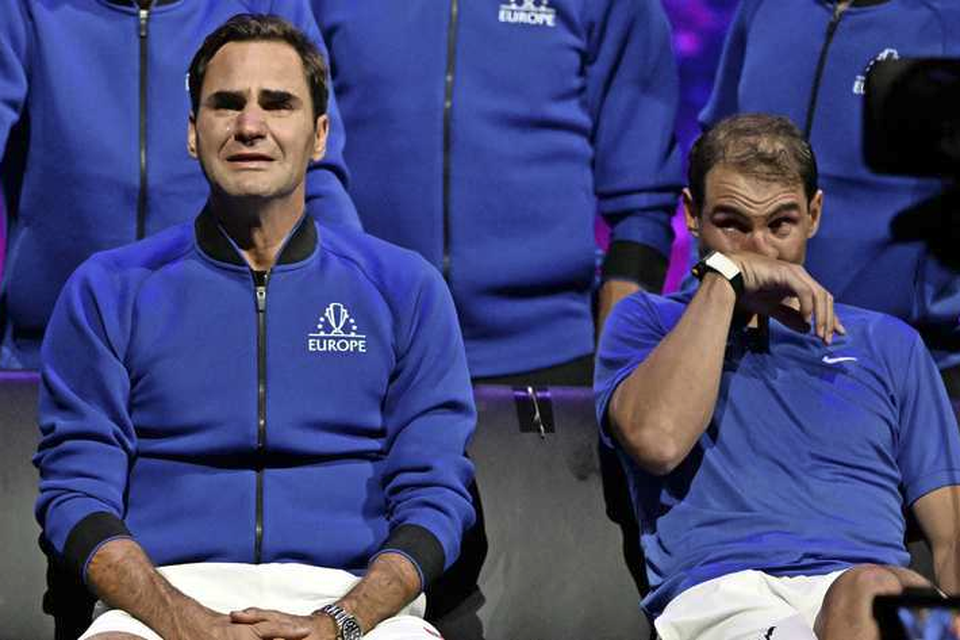 Roger Federer en zijn rivaal Rafael Nadal laten hun tranen de vrije loop. 