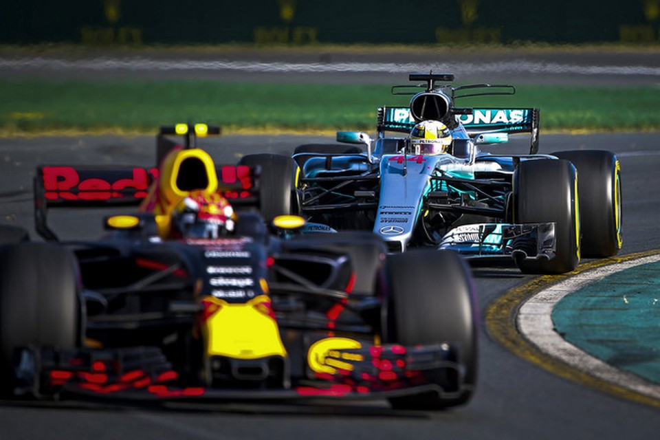 Max Verstappen voor Lewis Hamilton in de Grand Prix van Australië.