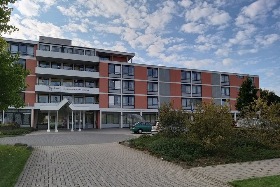 De hoogbouw van zorgcentrum Elvira-Leontine in Amstenrade maakt plaats voor nieuwe zorgwoningen. 
