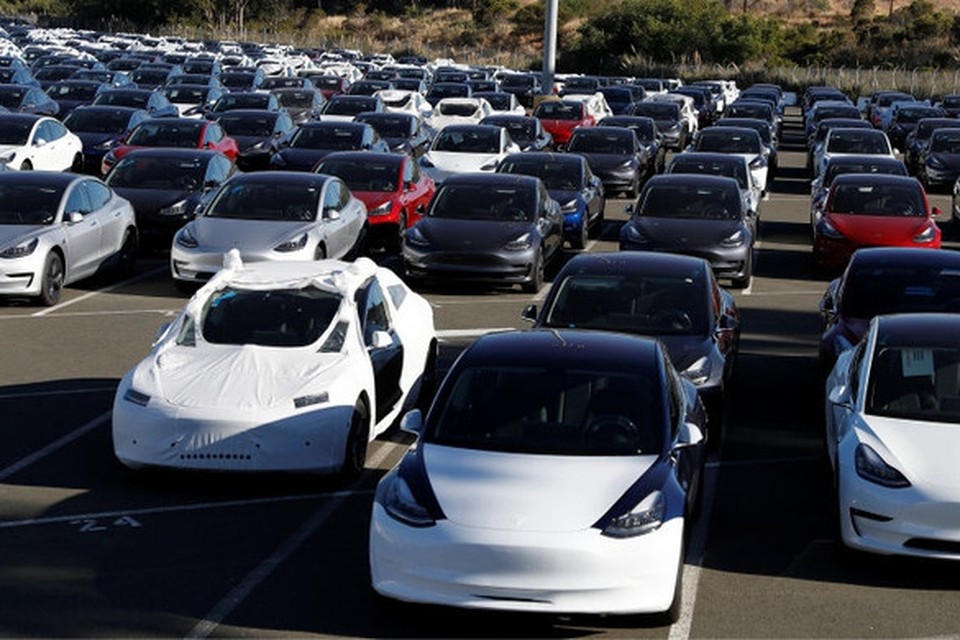 Een parkeerplaats vol Tesla’s Model 3 klaar voor transport. 