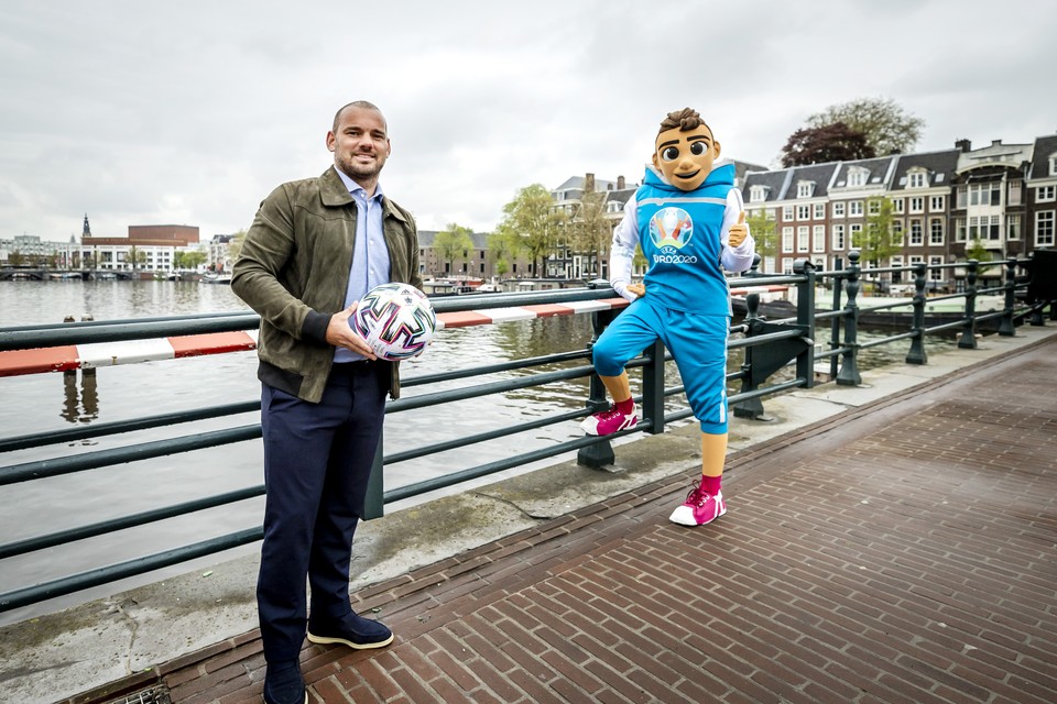 Wesley Sneijer als ambassadeur van het EK met de mascotte van EURO 2020  