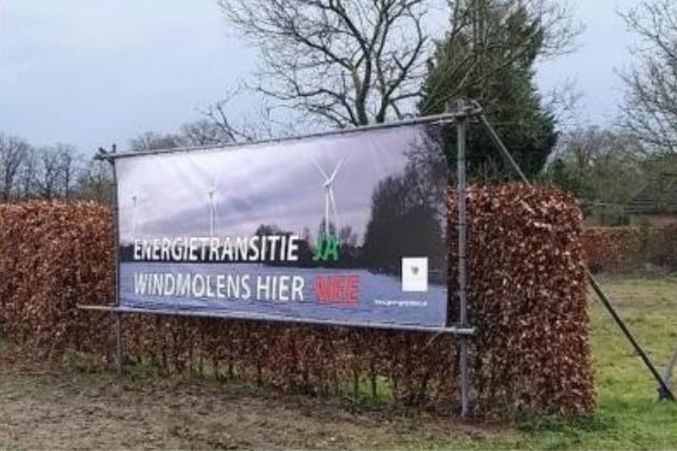GroenGeijsteren plaatste banners in het dorp om te protesteren tegen windmolens. Een van de banners gaat mee naar Venray tijdens het aanbieden van een petitie. 