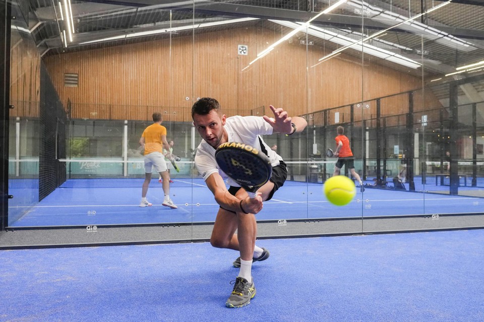 Padelspeler in actie. De sport - een mix tussen squash en tennis - is momenteel een van de snelst groeiende ter wereld.  