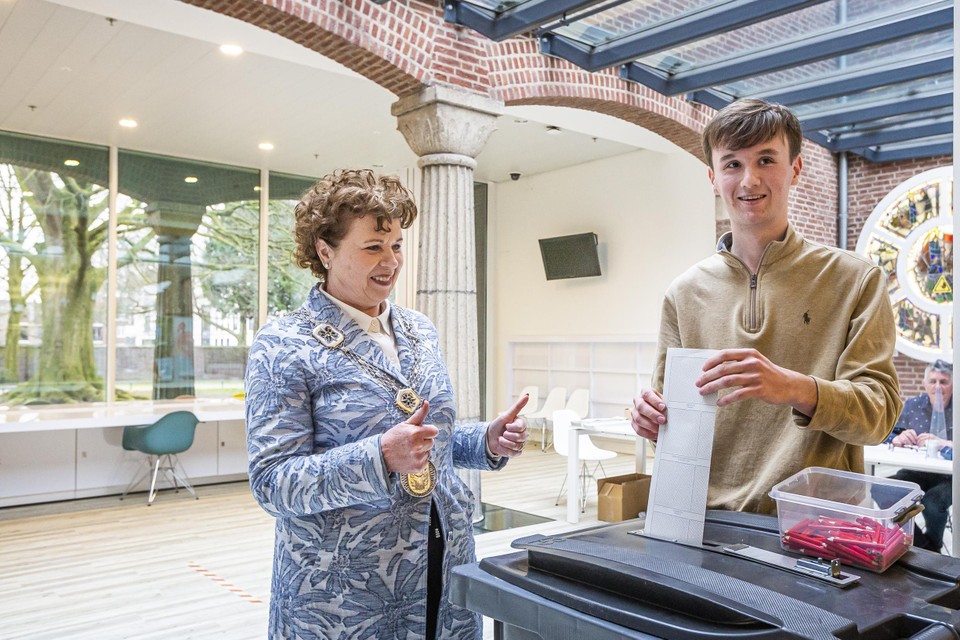 Waarnemend burgemeester Leontien Kompier van Venray ontvangt Willem Gommans die precies op zijn verjaardag voor het eerst mag stemmen. 
