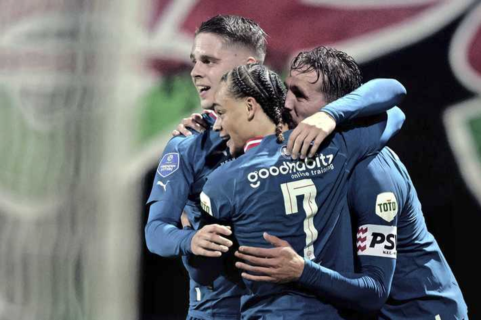 Joey Veerman, Xavi Simons en Luuk de Jong vieren de 0-3.