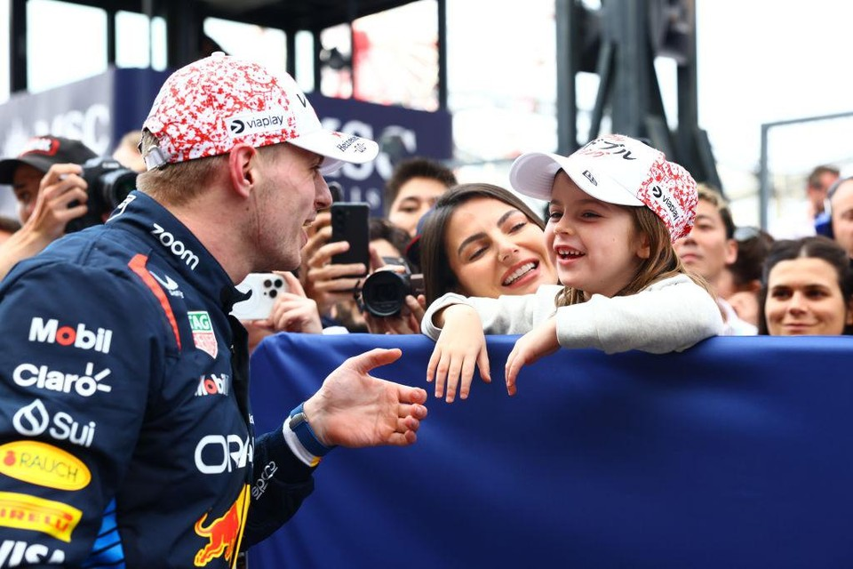 Max Verstappen met Penelope, dochter van Verstappens vriendin Kelly Piquet.