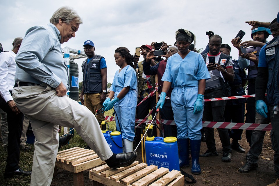 De schoenen van secretaris-generaal Antonio Guterres van de VN worden gedesinfecteerd bij zijn bezoek aan een ebola-behandelcentrum in Congo in september 2019. 
