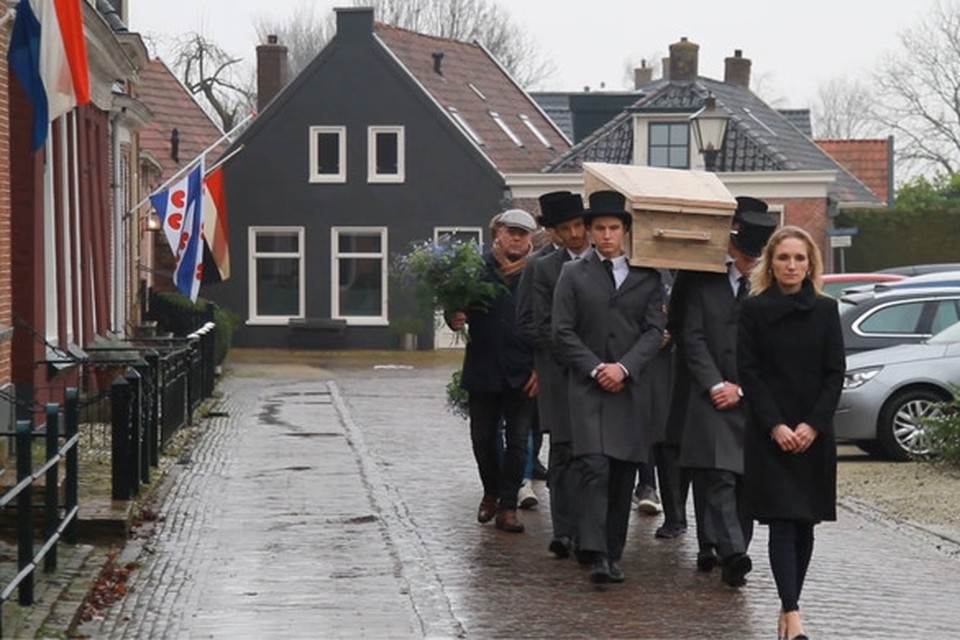 De onlangs overleden Aart Staartjes (81), beter bekend als meneer Aart, is in zijn woonplaats in besloten kring begraven. De dienst vond plaats in de kerk tegenover zijn huis. 