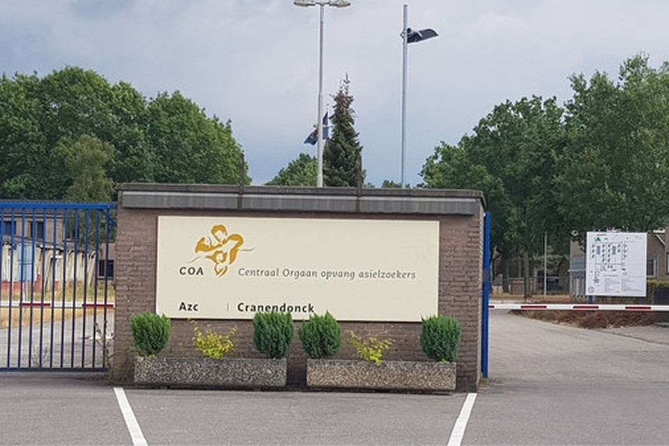 Een man kreeg bij een ruzie in het AZC vier trappen tegen zijn hoofd die elk op zich in potentie dodelijk waren, zegt het OM. 