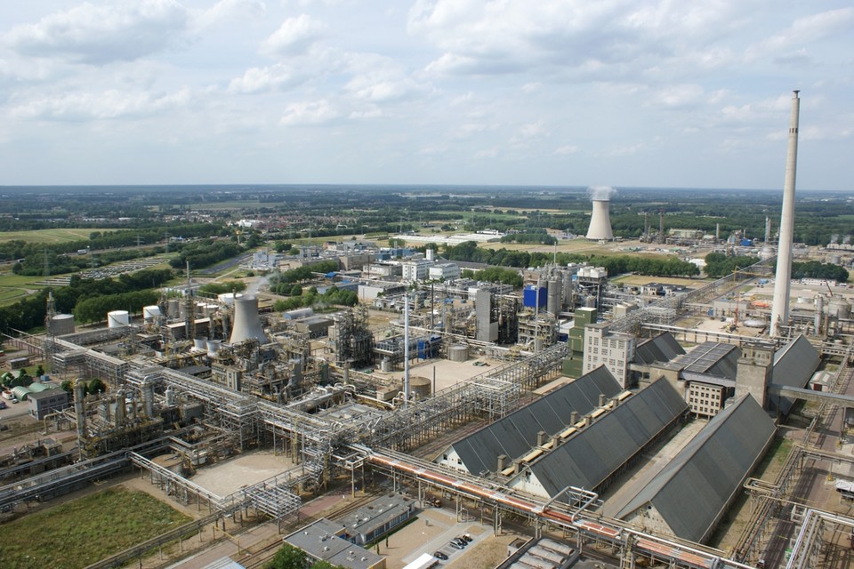 Op de voorgrond de caprolactamfabriek op Chemelot. Achterin, naast de koeltoren, de kunstmestfabrieken van OCI. 