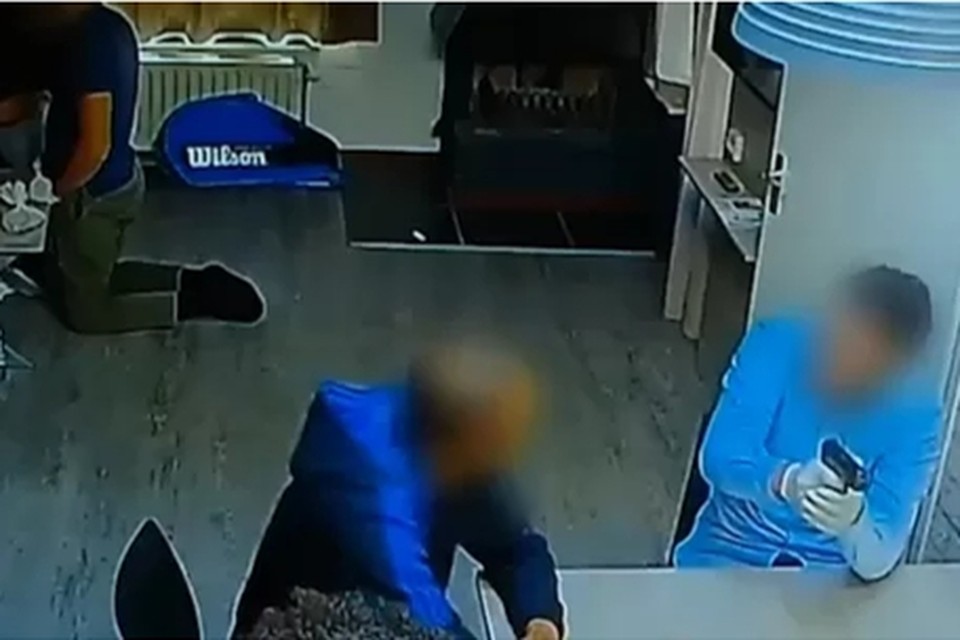 De verdachten oefenen met de door politie-infiltranten uitgedeelde wapens in een vakantiehuisje in Weert. 