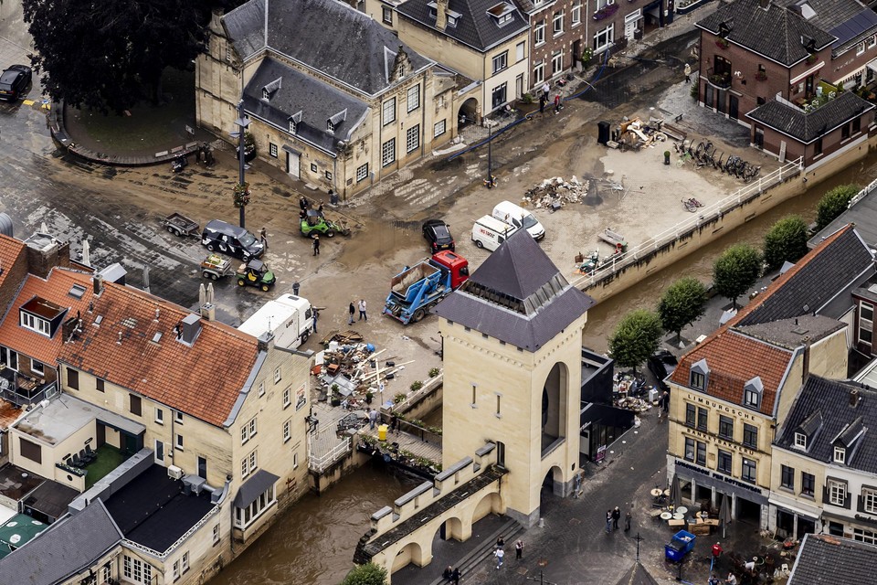 Bij de Geulpoort geeft een bordje straks de hoogste waterstand van juli 2021 aan.