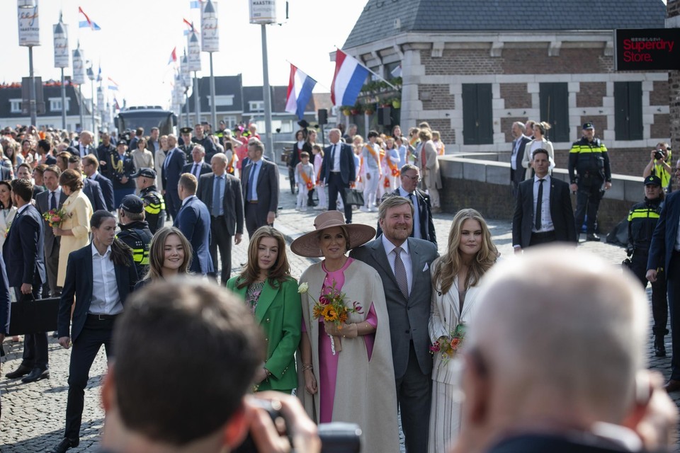 De gezinsfoto zoals royalty-fotograaf Edwin Smulders die meteen al in het begin, schreeuwend vanuit het persvak, ensceneerde.