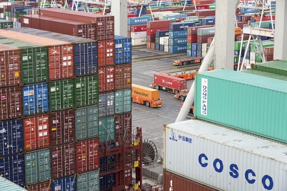 Containeroverslag in de haven van Rotterdam. 