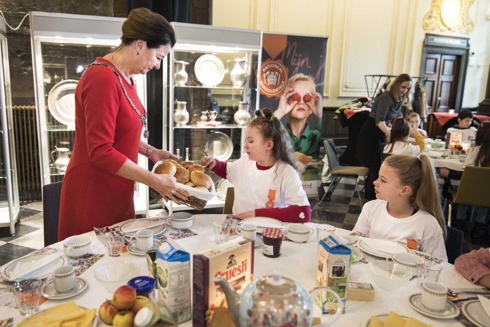 In 2018 ontbeten leerlingen van De Letterdoes tijdens de Nationale Ontbijtweek in het stadhuis, met burgemeester Annemarie Penn-te Strake.