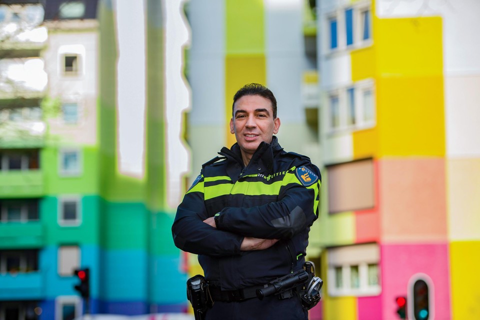 Politiechef Ali Sabri, met op de achtergrond de Auroraflat.