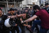 thumbnail: De politie is in Istanbul massaal op de been om het verbod op de jaarlijkse Gay Pride te handhaven.