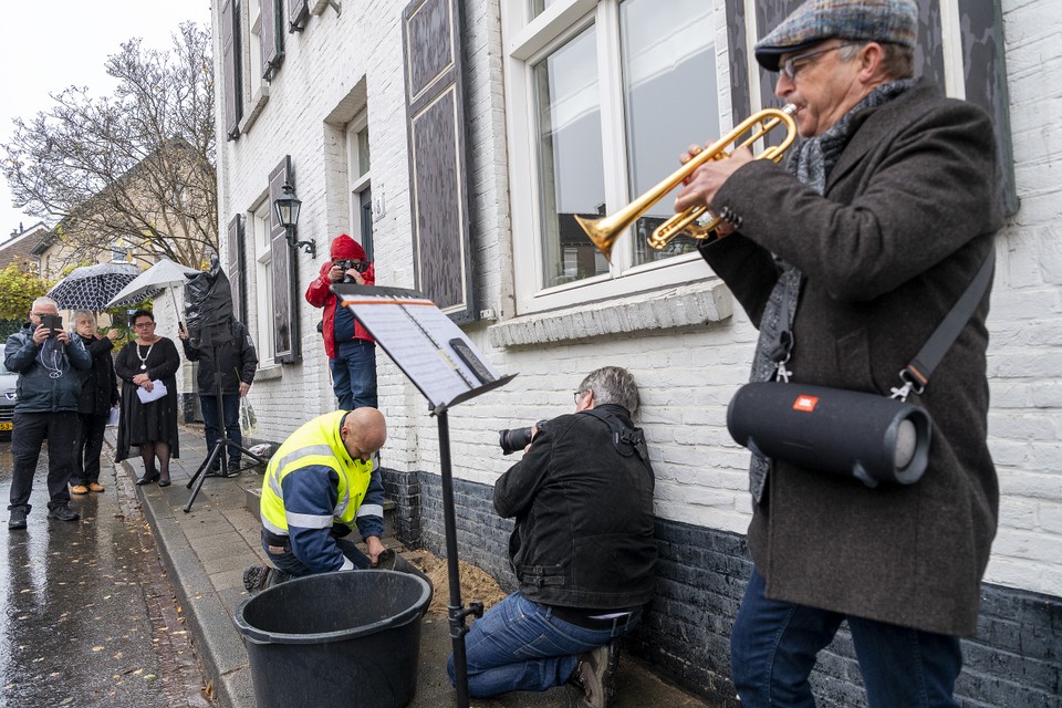 Terwijl een stratenmaker van de gemeente de Stolpersteine legt, speelt de trompettist het somber klinkende stuk ‘Pavane’ van componist Gabriel Fauré. 